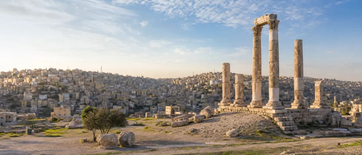 منظر لتلال عمّان عند الغسق مع ظهور جبل القلعة الروماني على قمة التل