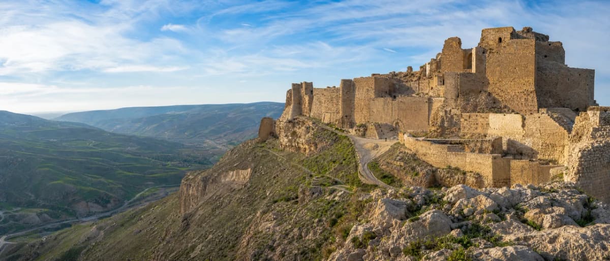 أسوار وأبراج قلعة الكرك الحجرية الضخمة على قمة تل يعلو مدينة الكرك، الأردن