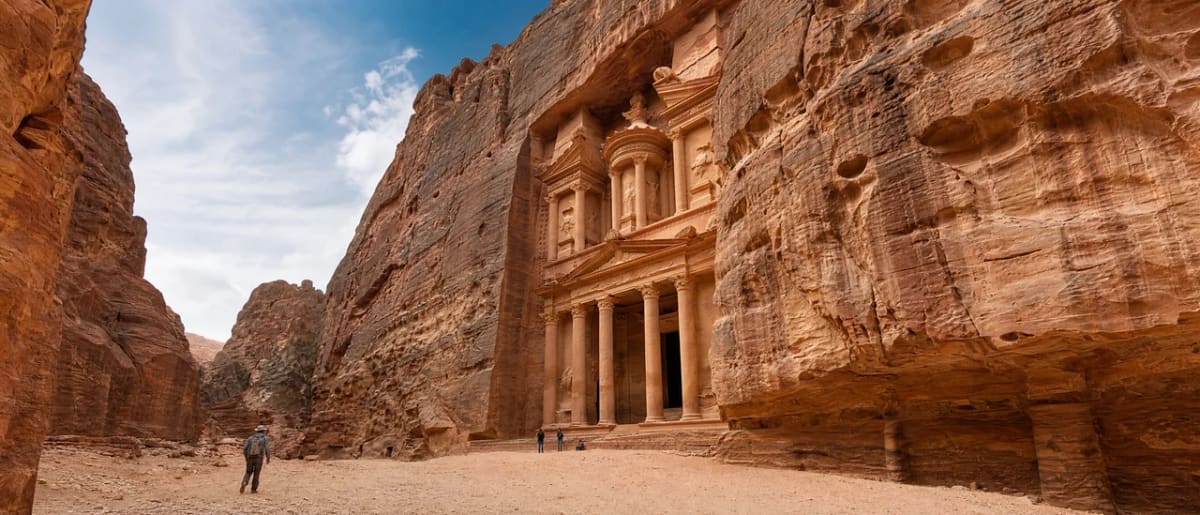 واجهة الخزنة المنحوتة في الصخر الوردي في نهاية السيق في البتراء، الأردن