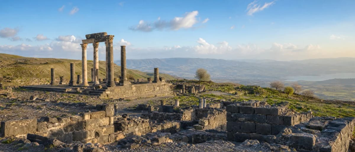 آثار جدارا القديمة السوداء من حجر البازلت في أم قيس بإطلالات على وادي اليرموك باتجاه بحيرة طبريا